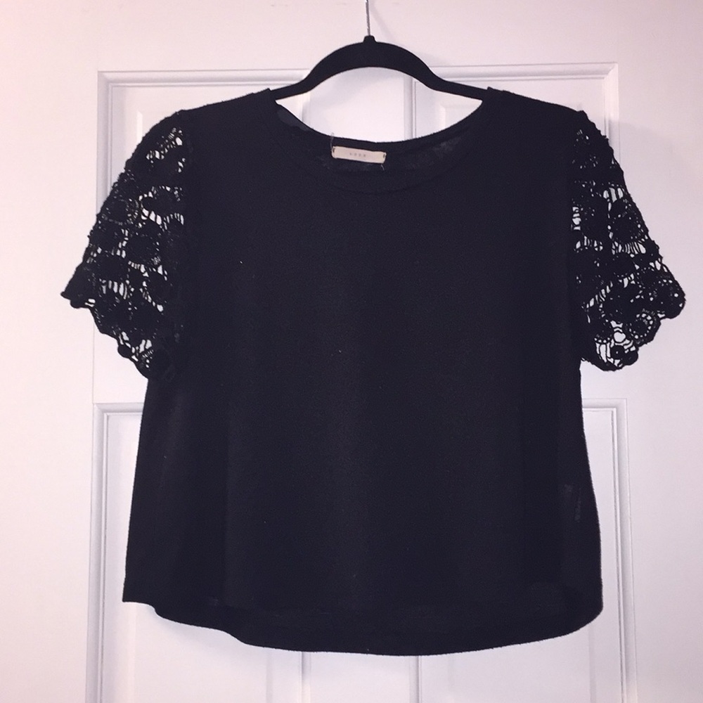 LUSH ✨ Lace sleeve crop top